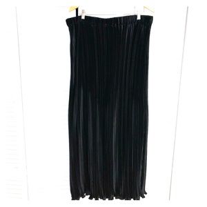 Textured black maxi skirt size L/XL Cattiva